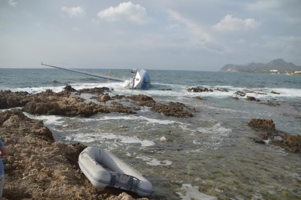 Rescatan a cuatro tripulantes de un velero que se estrelló en Cala Rajada