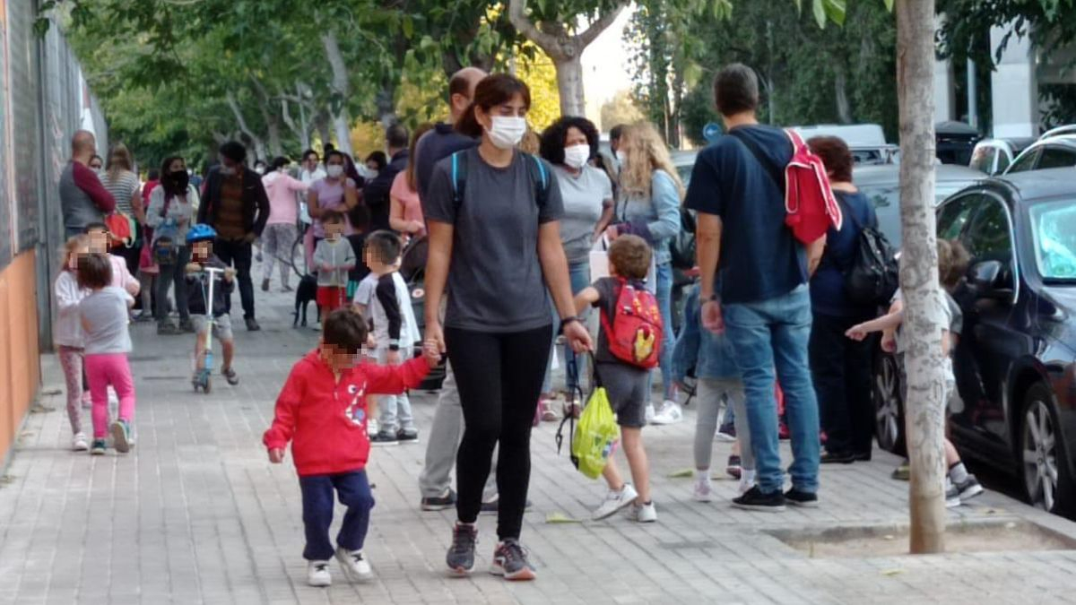 Padres, madres y alumnos durante la entrada al centro por uno de los accesos habilitados.