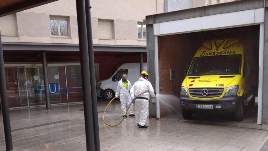 Operaris duent a terme tasques de desinfecció a l&#039;exterior de l&#039;edifici del Sant Hospital de la Seu d&#039;Urgell