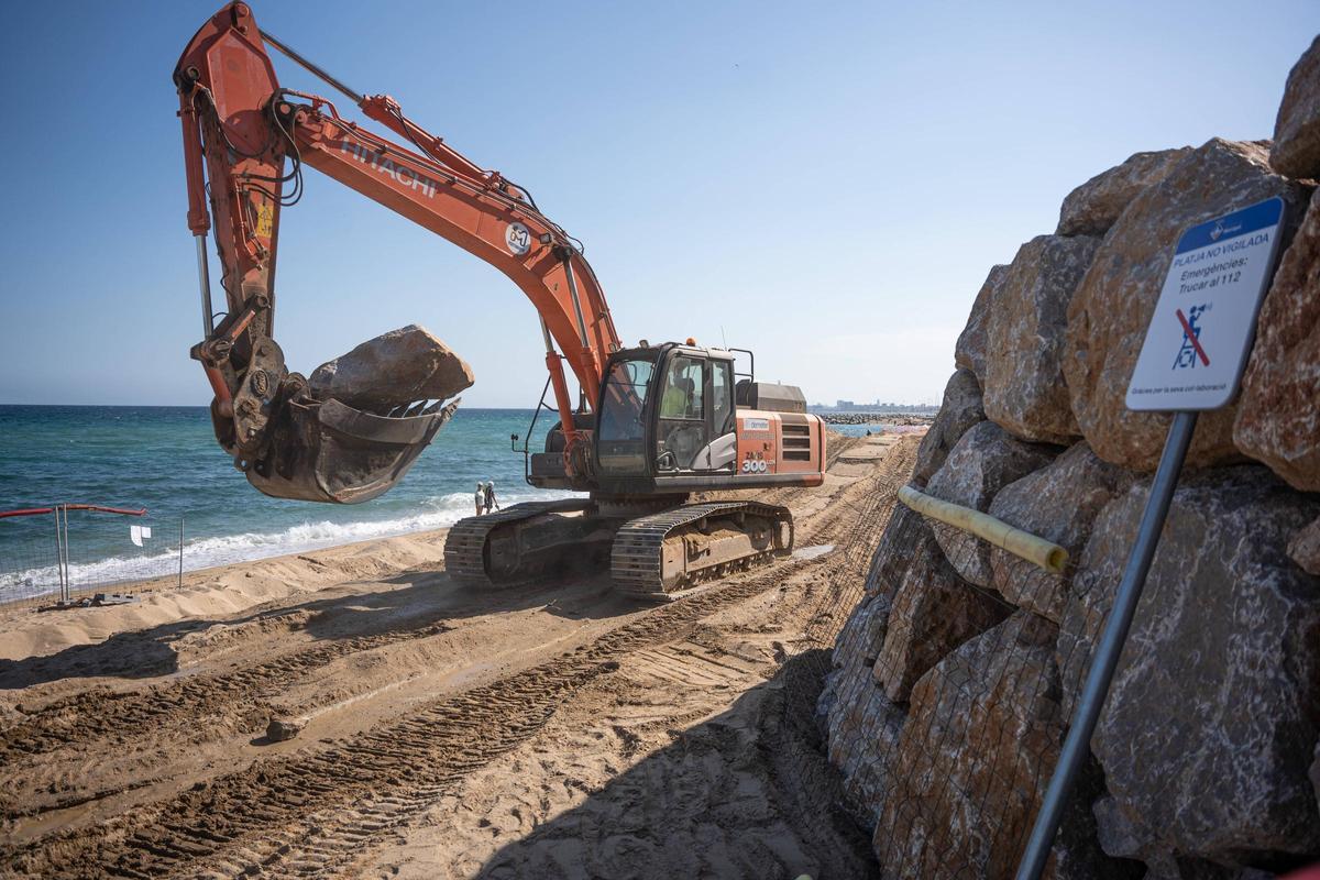 Una excavadora trabaja en la playa de Les Barques de Montgat, en la primera semana de junio