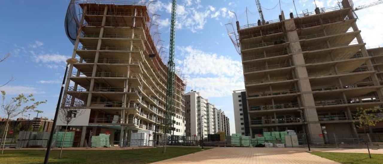 Obras de construcción de edificios de vivienda nueva en la calle Marqués de Cadena de Zaragoza, en el barrio de Jesús. | ANDREAA VORNICU