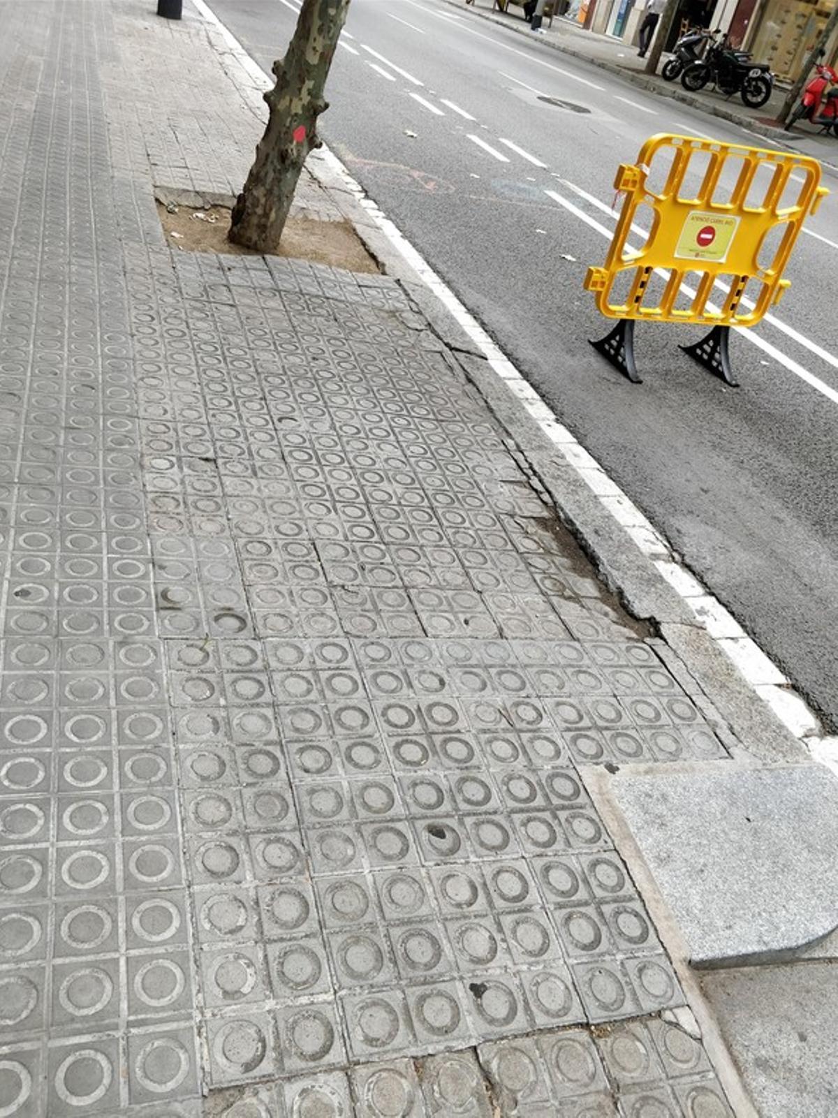 Un carril bici como alternativa a los boquetes de una acera