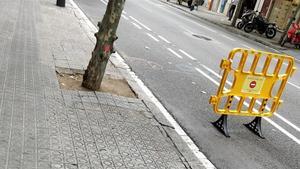 Un carril bici como alternativa a los boquetes de una acera