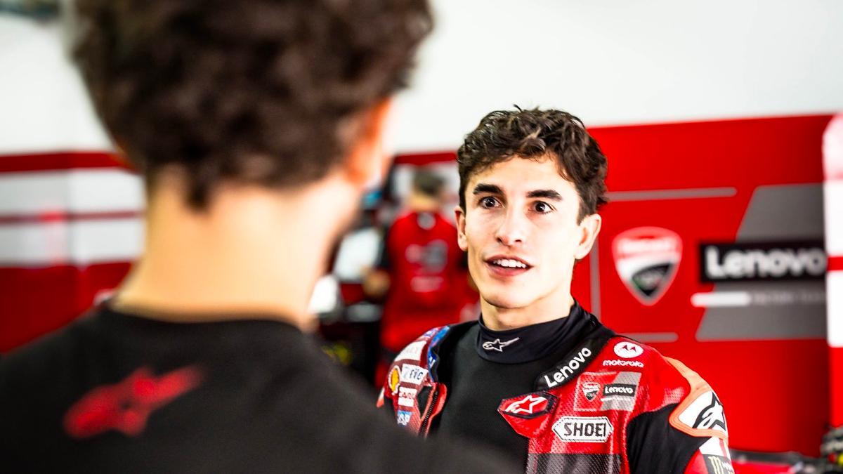 Márquez charla con Bagnaia en el box de Ducati