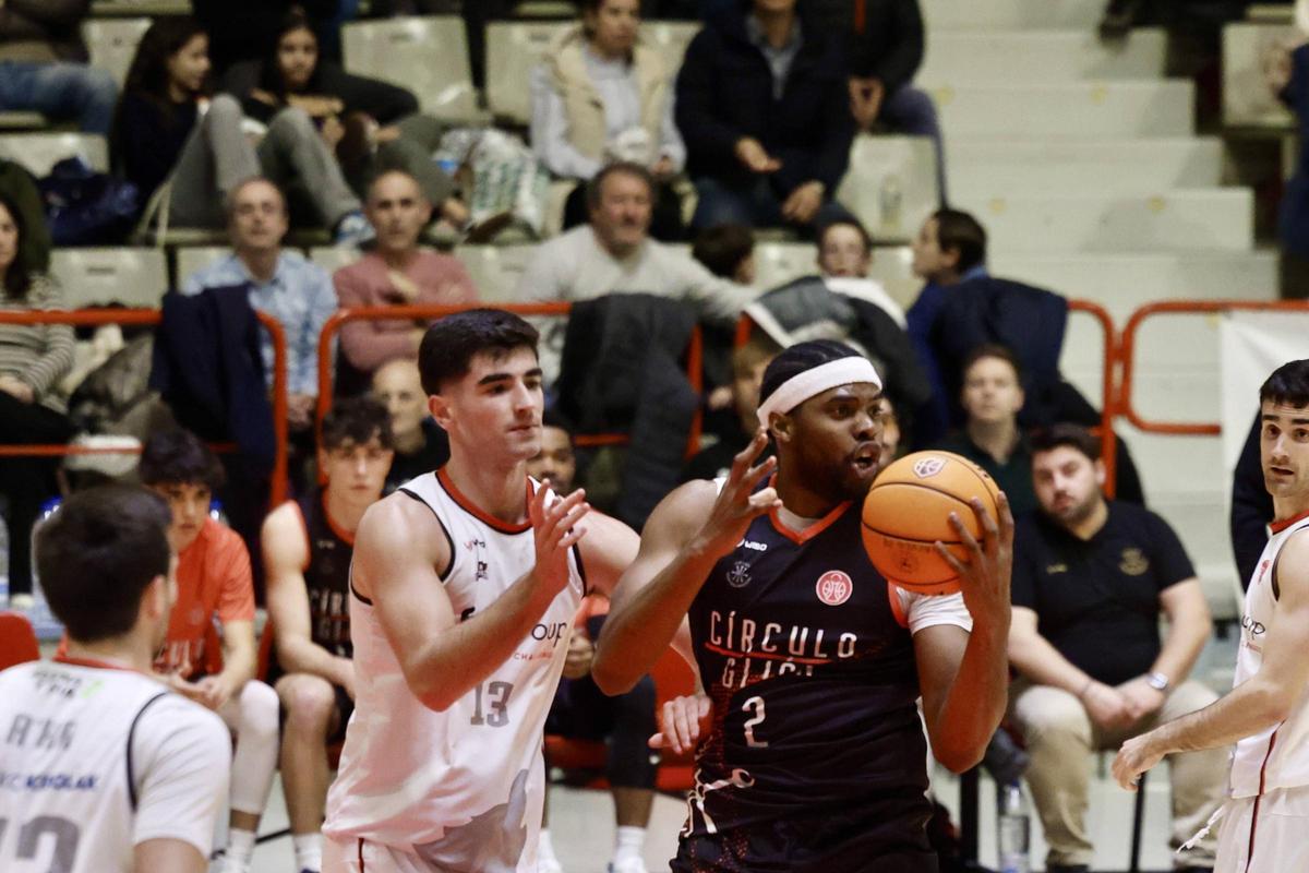 Imru Duke, con el balón en el partido entre el Círculo y el Iraurgi.