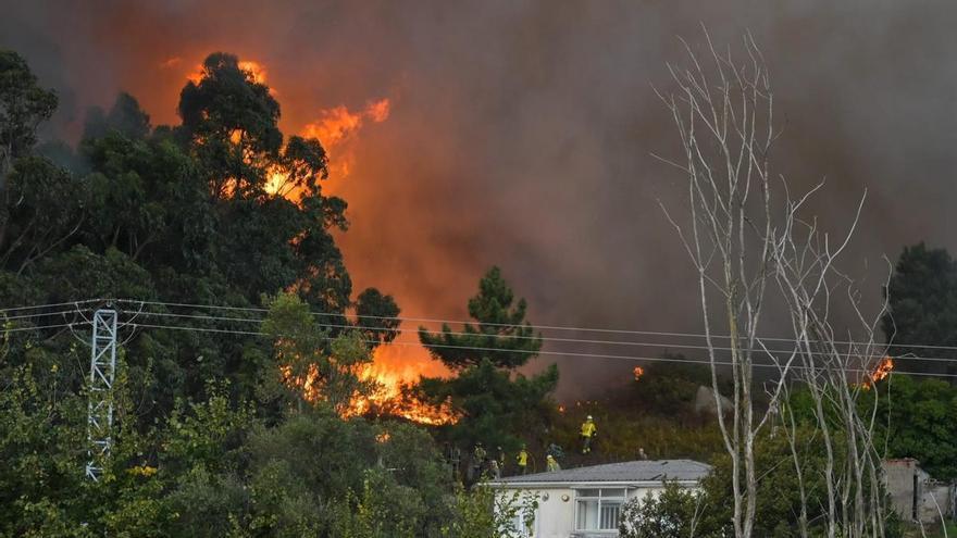 Un incendio forestal en Bens obliga a desalojar algunas viviendas y el Hogar Santa Lucía