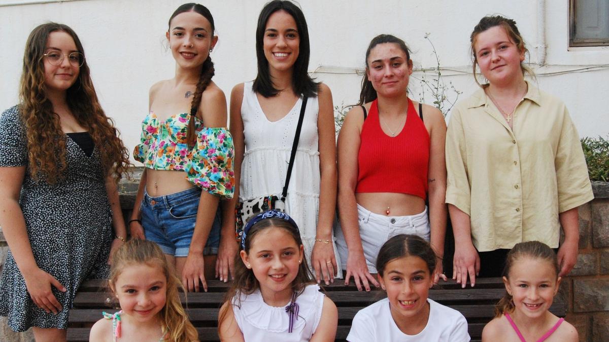 La corte de honor de Llucena, liderada por la reina mayor, Anna Querol, y la reina infantil, Mara Juan.