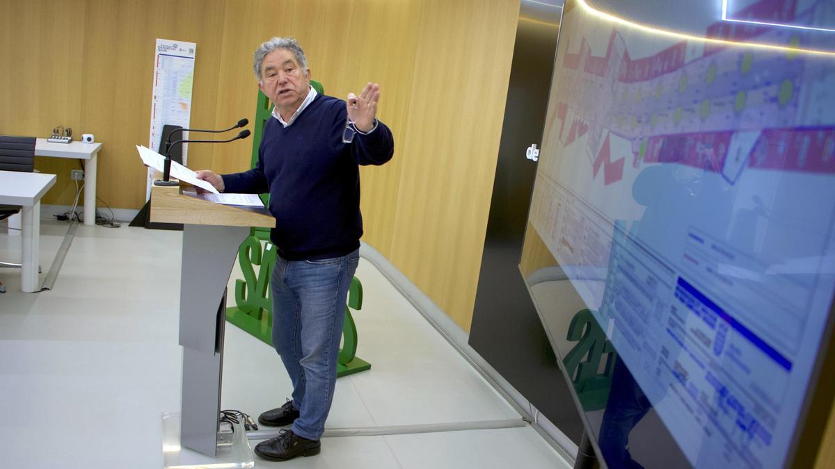 Lores informa de la reforma en la calle Casimiro Gómez