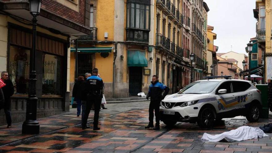 El cadáver del hombre, ayer, tapado con una sábana en la calle de La Estación.