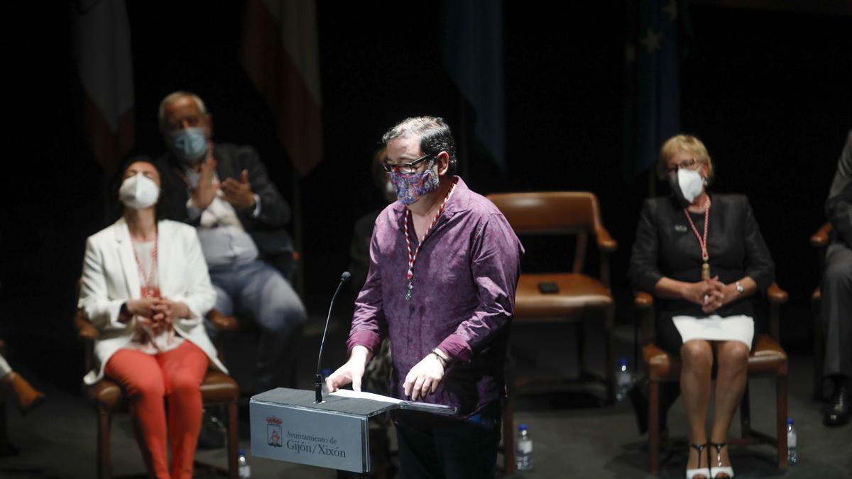 Entrega de honores y distinciones de Gijón en el teatro Jovellanos