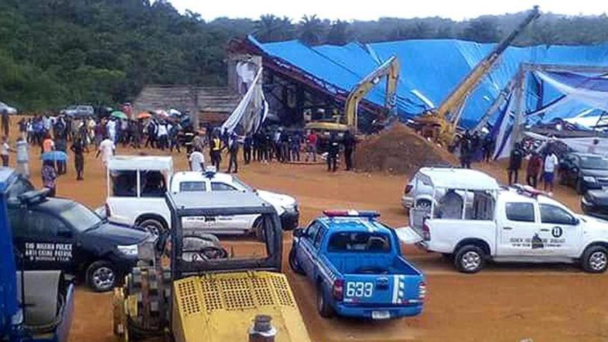 Labores de rescate para sacar a las víctimas de entre los escombros.