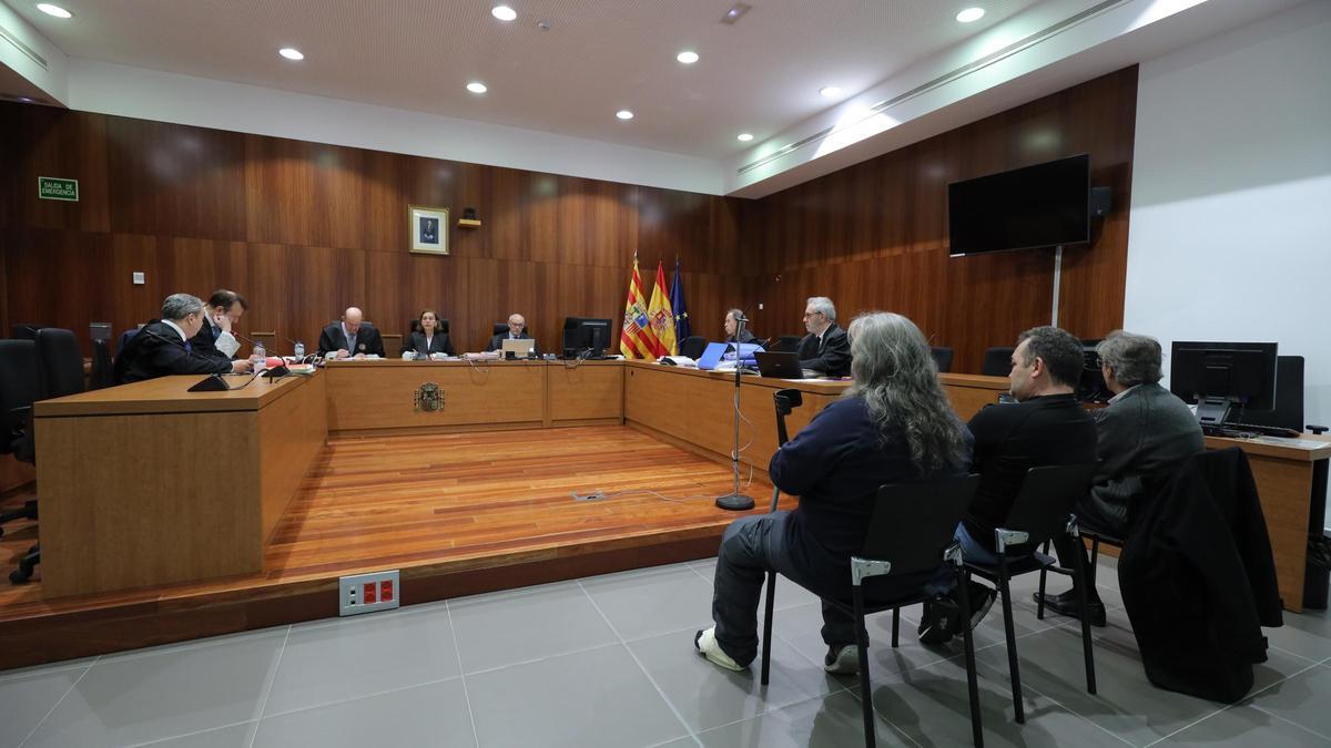 Juan Carlos S. A. y Jesús Ángel S. A., en el banquillo de los acusados de la Audiencia Provincial de Zaragoza.