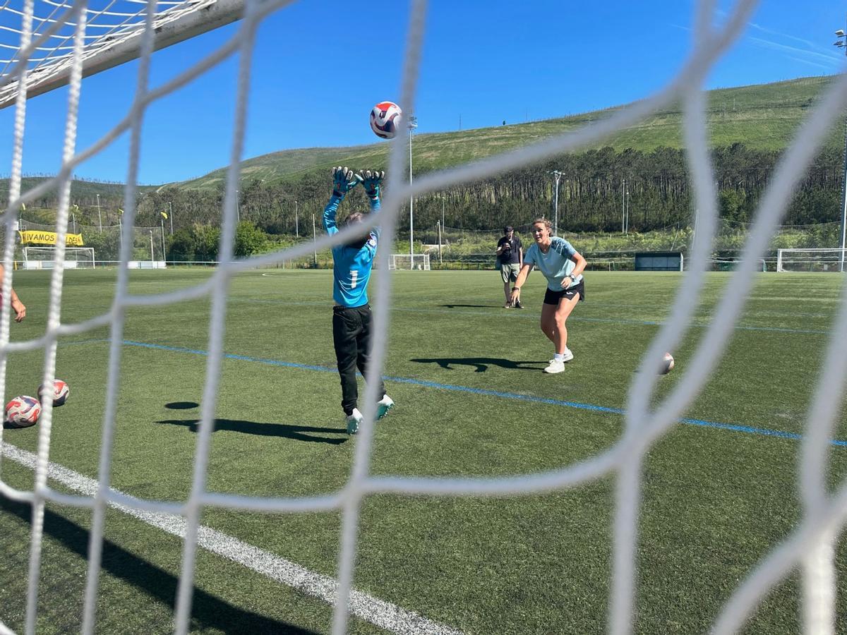 En imágenes: el club Valdés ACF conoce los secretos del portero gracias a la avilesina María Echezarreta, "Cheza"
