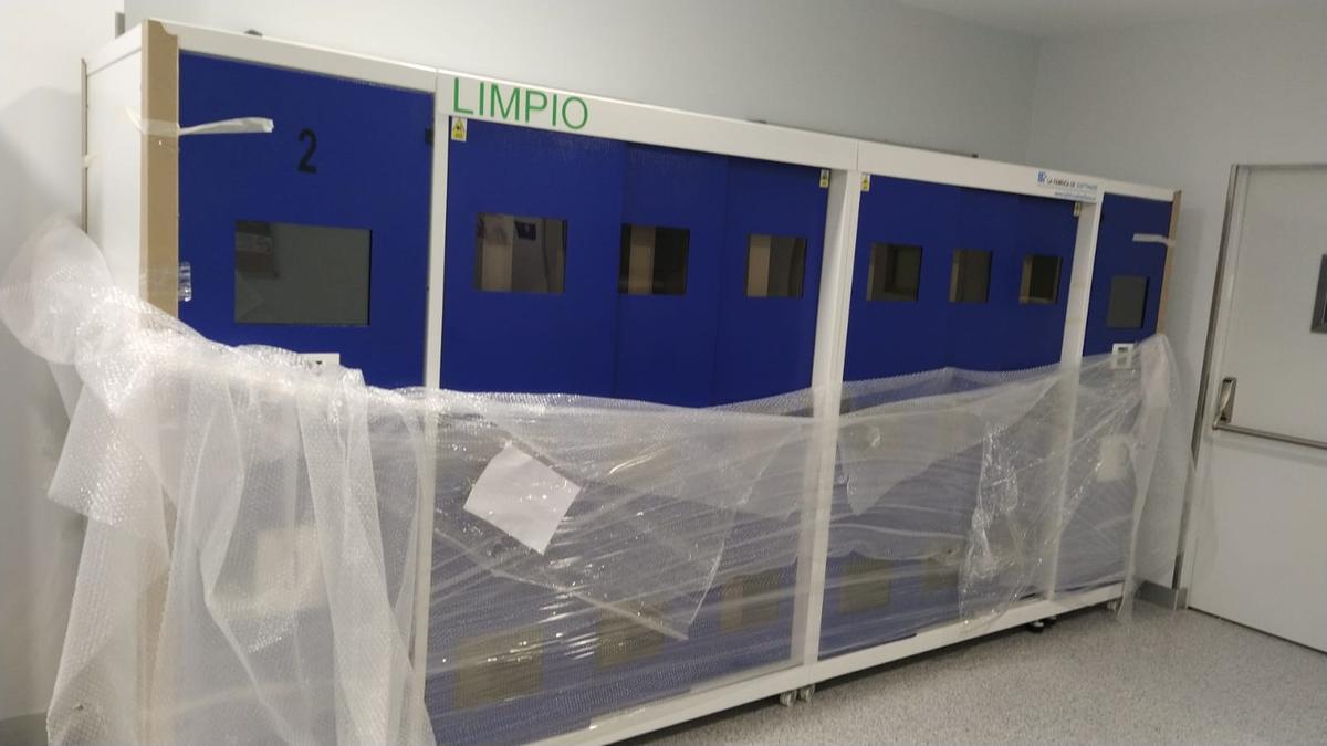Máquinas dispensadoras de la ropa del personal, recibidas ya en el Hospital de Zamora