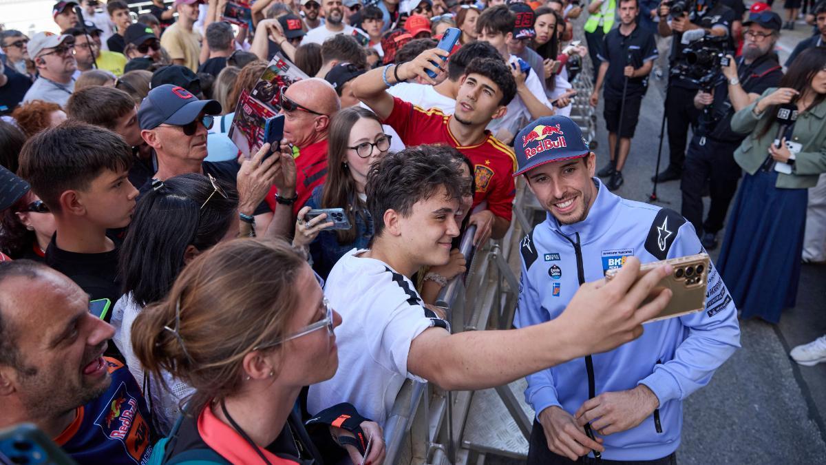 Álex Márquez atiende a los fans durante el tradicional 'pit walk'
