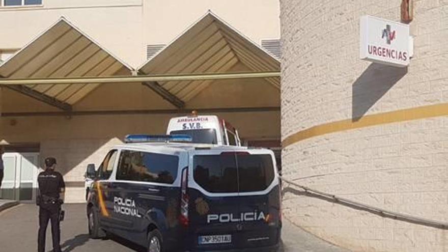 Un vehículo policial en Urgencias del Hospital General.