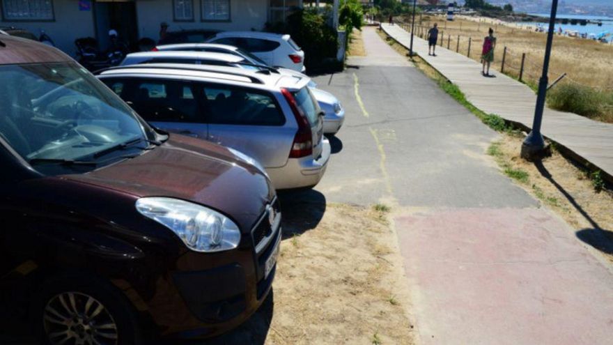 Coches aparcados, ayer, en donde antes estaba prohibido. | |