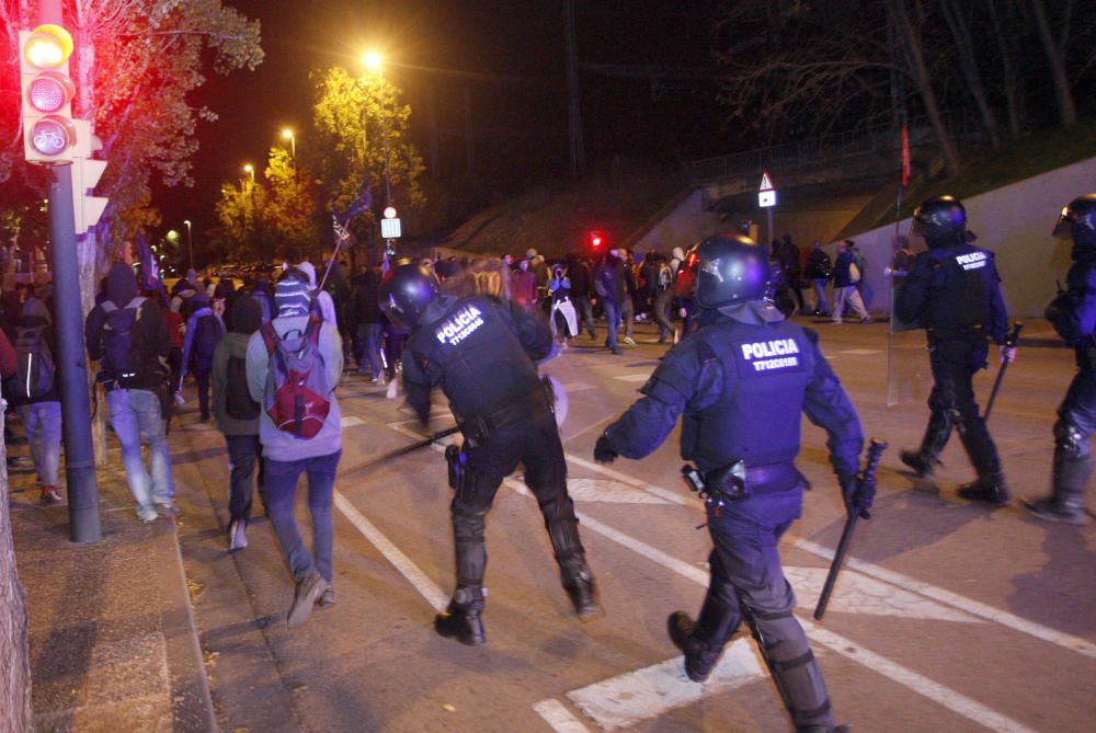 Protesta dels CDR a Girona en el marc de la vaga general