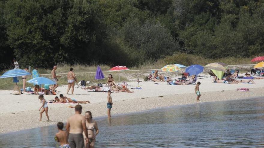 La mayoría de municipios de O Salnés evitan cerrar sus playas a los fumadores