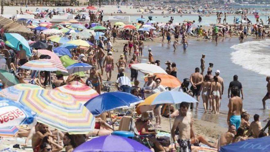 Playa de Benicàssim en plena temporada turística.