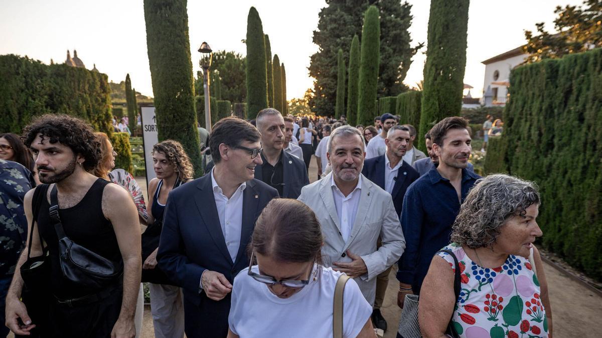 El president de la Generalitat, Salvador Illa, y el alcalde de Barcelona, Jaume Collboni, en en los jardines del Grec antes de la inauguración del Festival Grec.