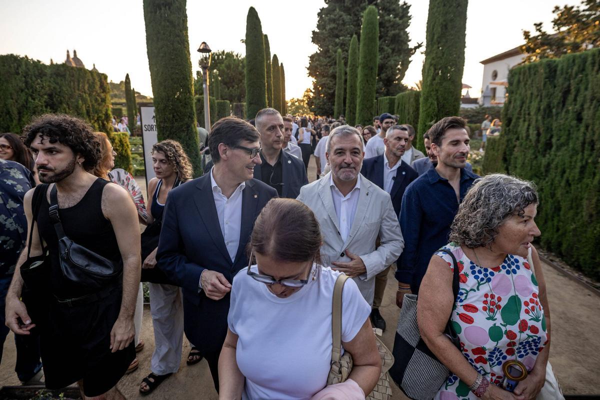 El president de la Generalitat, Salvador Illa, y el alcalde de Barcelona, Jaume Collboni, en en los jardines del Grec antes de la inauguración del Festival Grec.