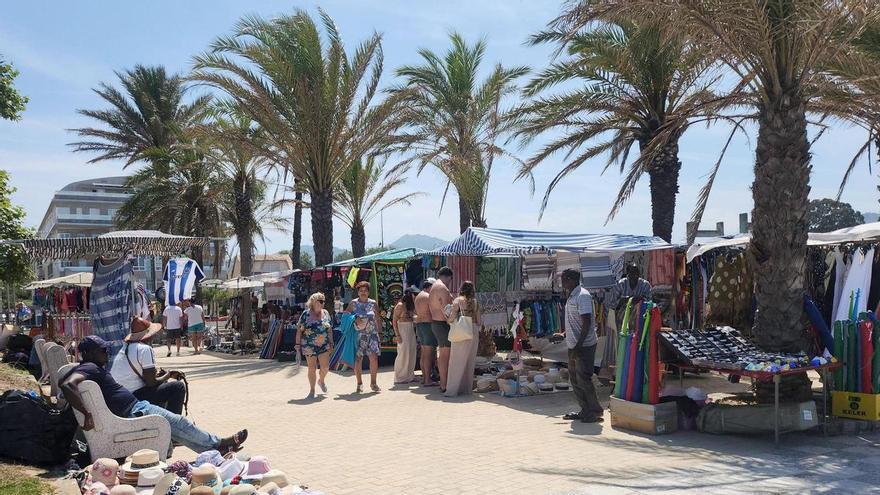 «¿Cuántas décadas más hay que esperar para que cierren la venta ilegal en Samil y abran un mercadillo regulado?»