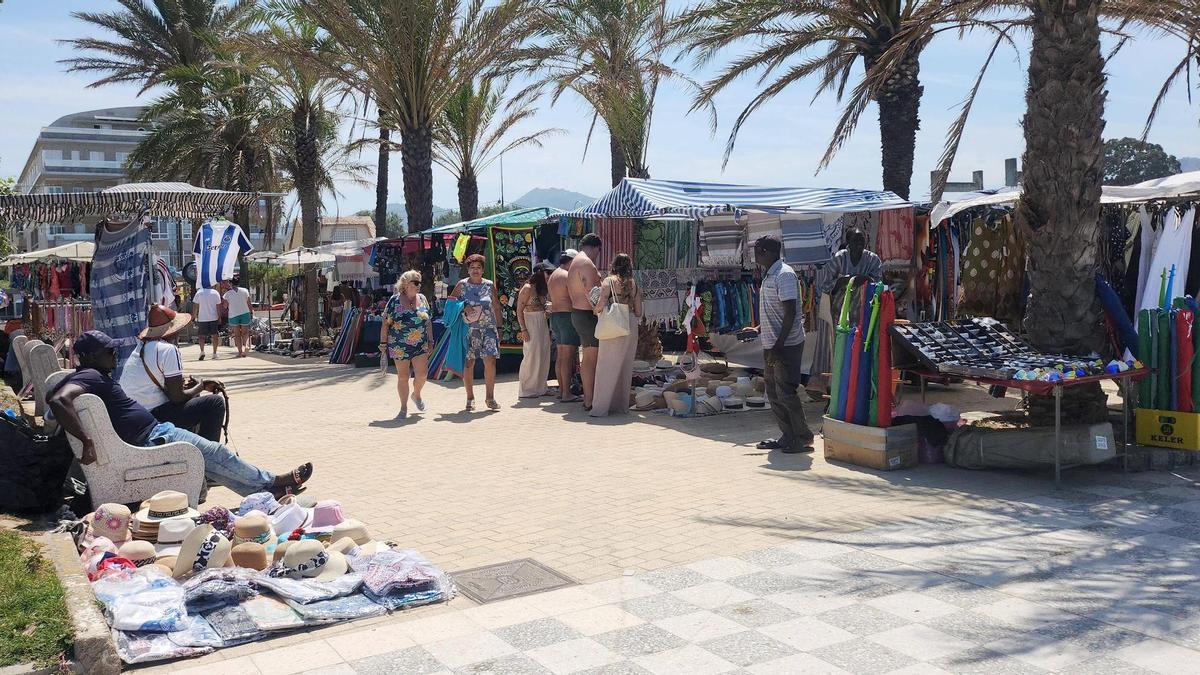 El supuesto mercadillo ilegal, ocupando el espacio y los bancos de Samil.