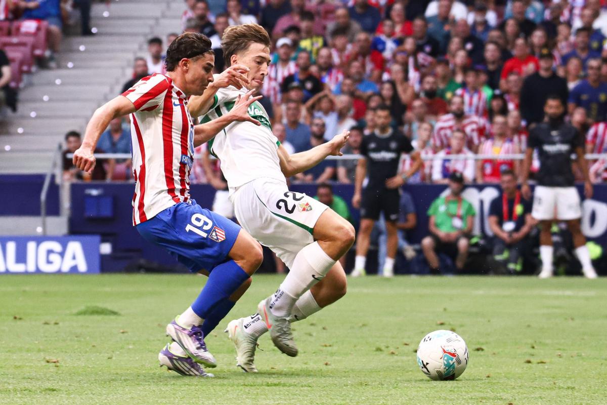 David Affengruber y Julián Álvarez pelean por un balón durante el encuentro en el Metropolitano.