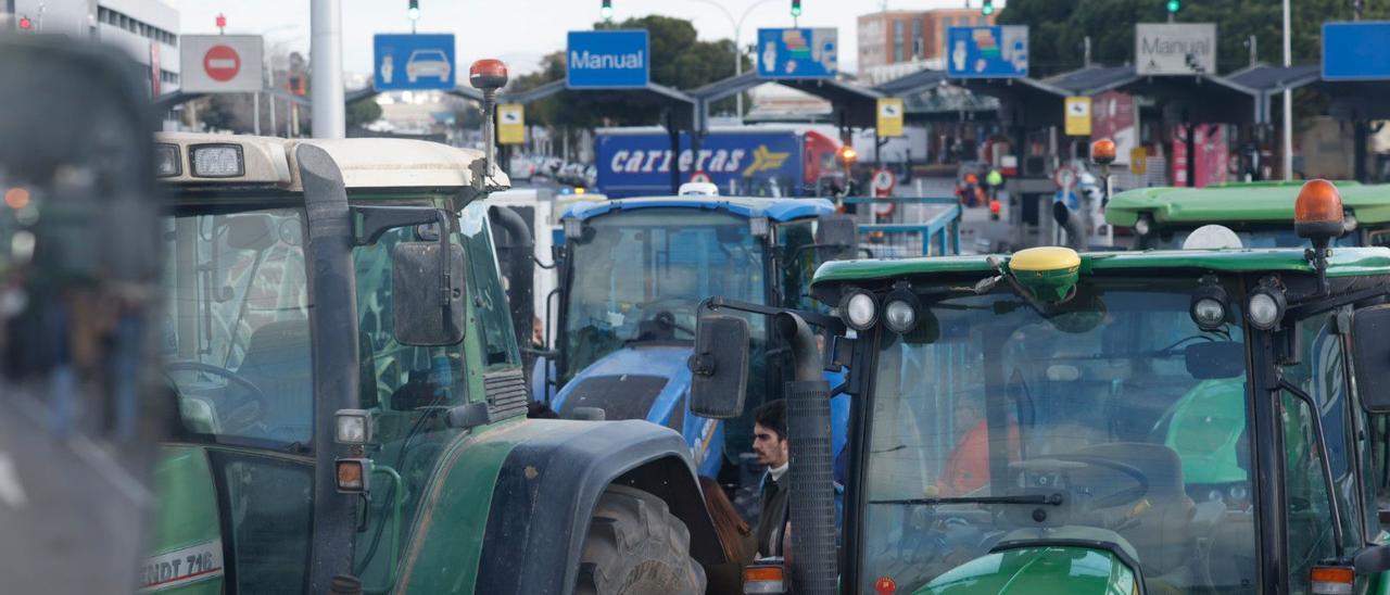 Manifestación de agricultores con sus tractores en Mercabarna