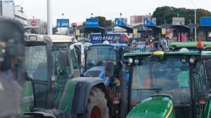 Manifestación de agricultores con sus tractores en Mercabarna