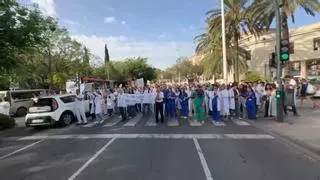 "Estas son las manos que te curan": los médicos se reivindican en el penúltimo día de huelga