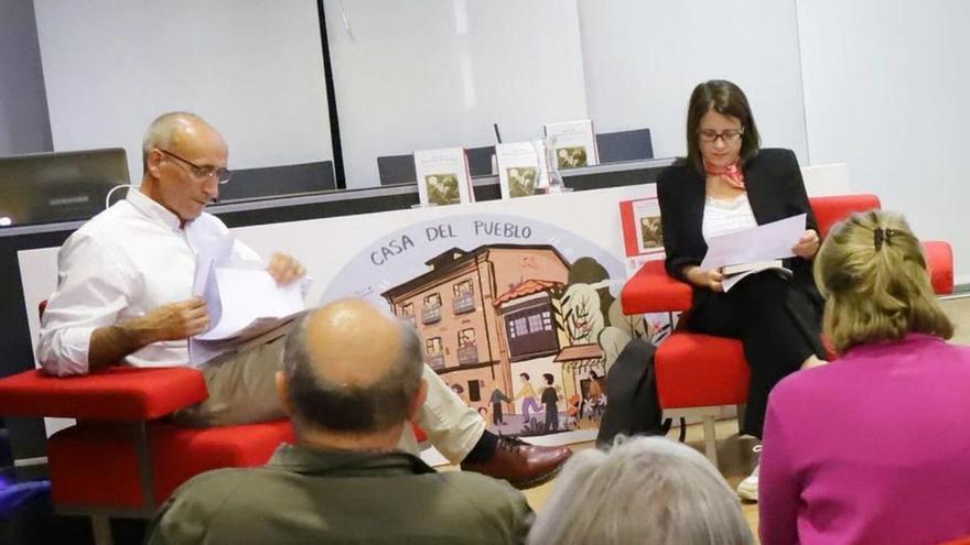Adriana Lastra con Faustino Álvarez, en la presentación del libro «Memorias de Tatiana», en la Casa del Pueblo de Oviedo. | Analía Pello