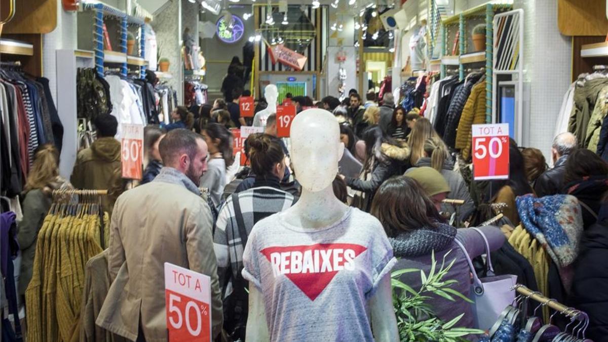 Jornada de rebajas de invierno en el centro de Barcelona en el 2017.