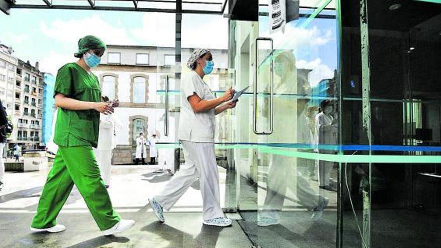 Personal sanitario en el Hospital de Pontevedra. | // GUSTAVO SANTOS