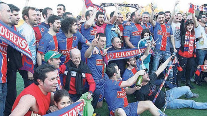 Jugadores y aficionados celebran el primer ascenso de la UD Ourense, en Maside. // I.O.