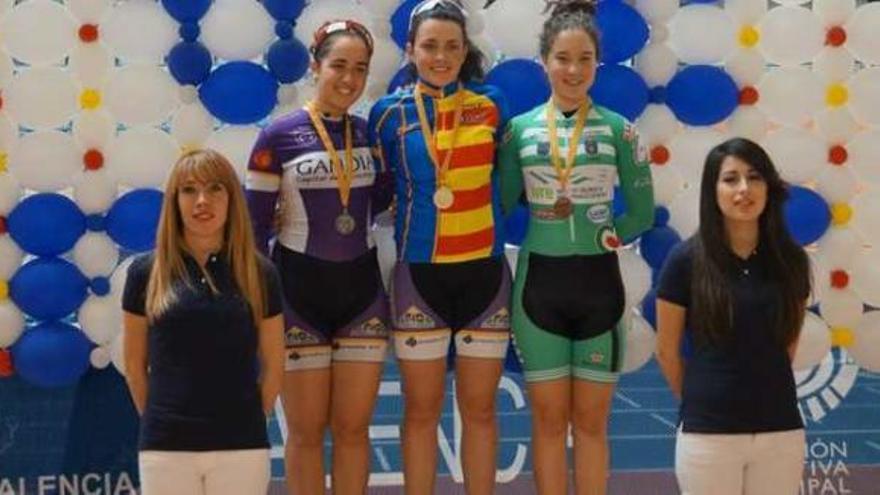 Celia López a la derecha de la imagen con la medalla de bronce.