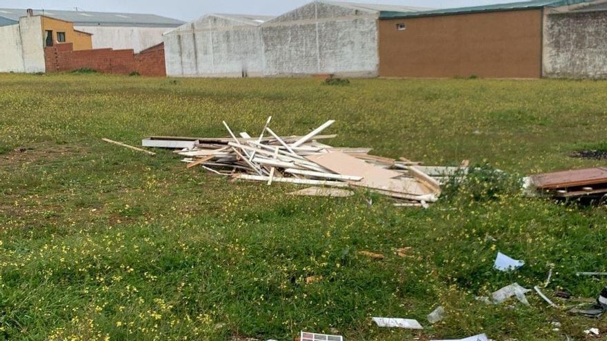 Una escombrera en la Charca Musia de Cáceres