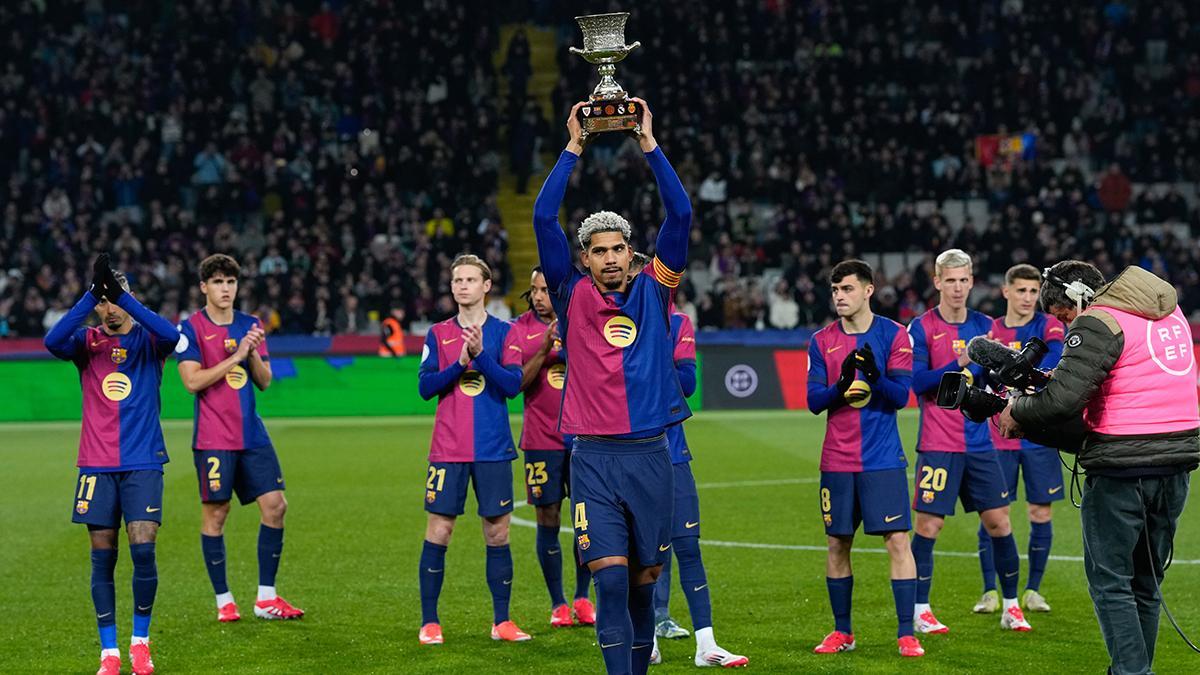 Laporta habló sobre el futuro de Araujo en el Barça