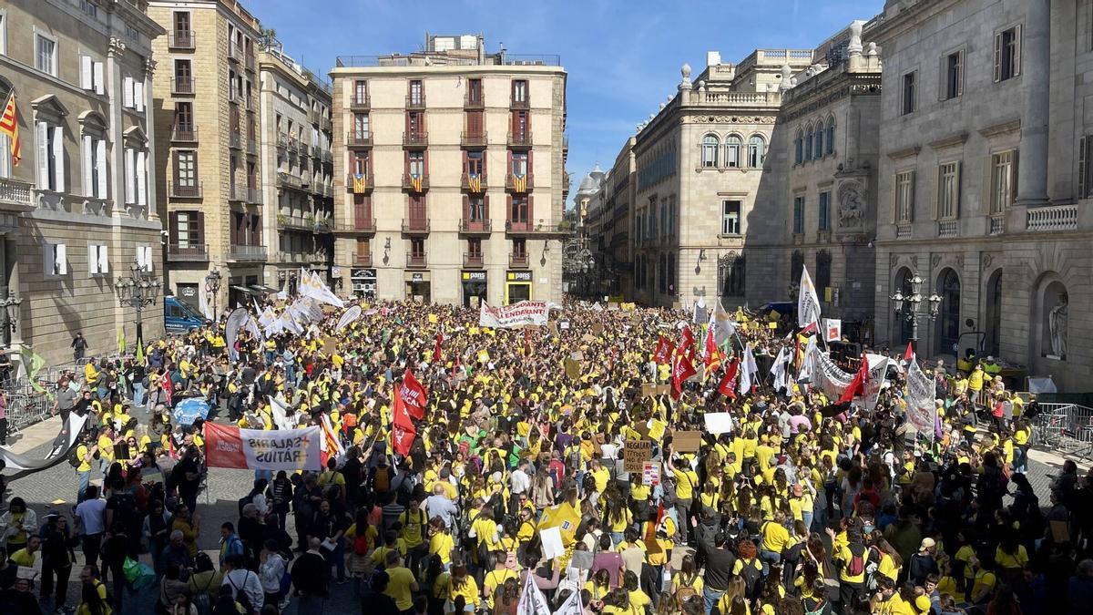Docentes en huelga se manifiestan en la plaza de Sant Jaume de Barcelona, el 16 de marzo de 2026. Docentes en huelga se manifiestan en la plaza de Sant Jaume de Barcelona, el 16 de marzo de 2026.