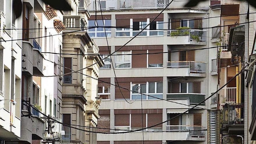 Instal·lació de cables i màstils al carrer Juli Garreta.