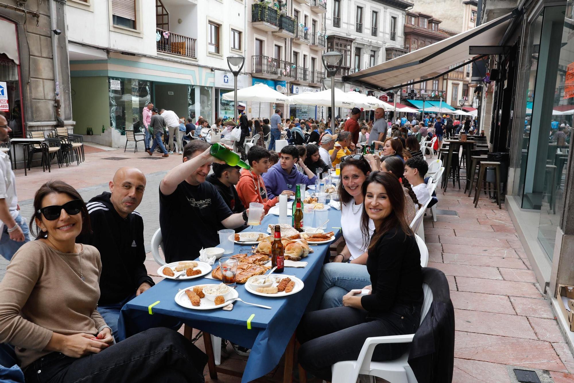 Grado abre boca para Santiago con la comida en la calle