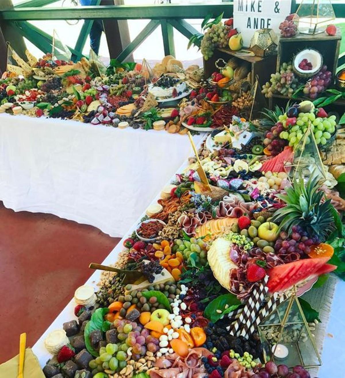 Tabla de embutidos en mesa de esquina