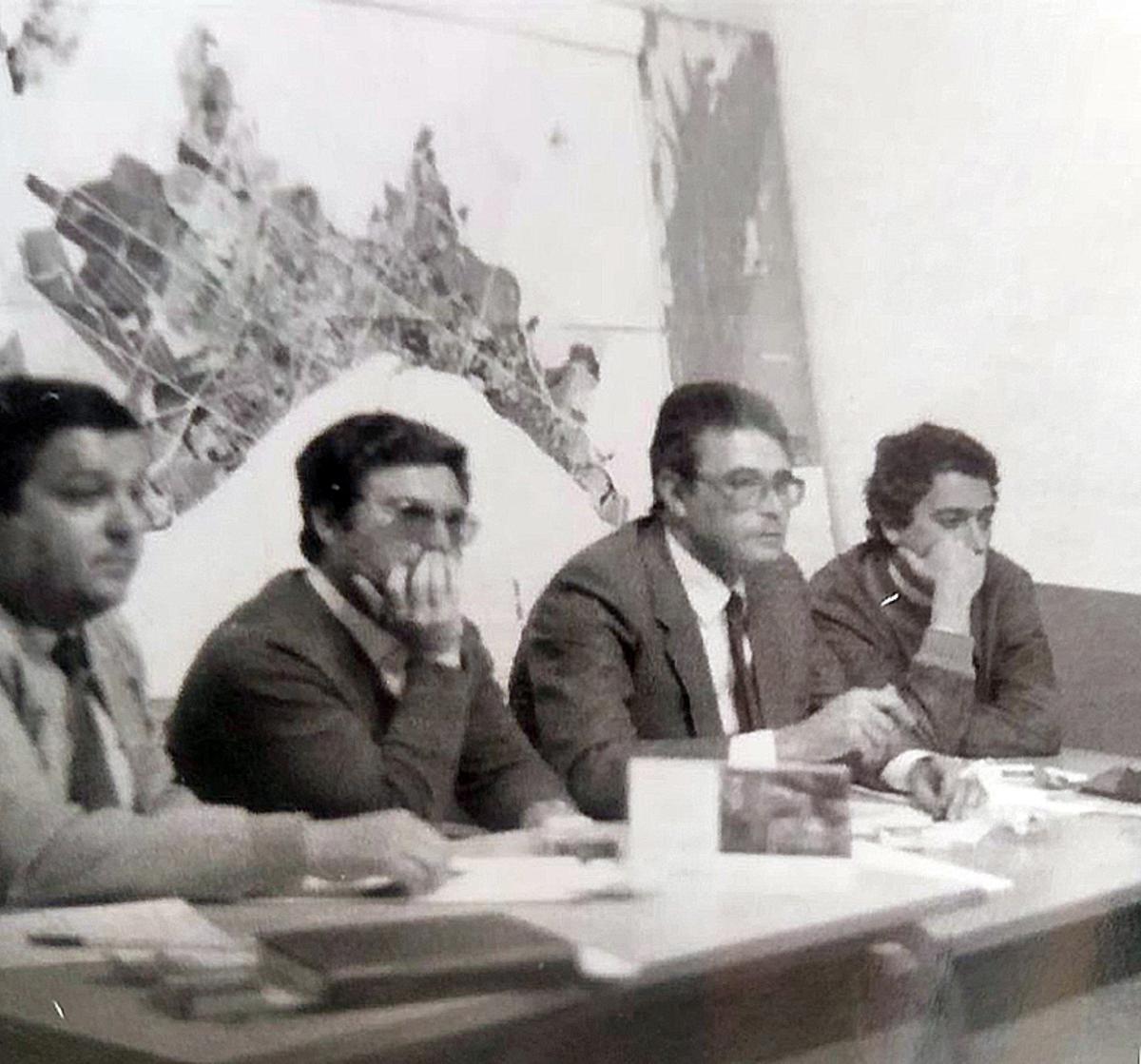 Falele Rodríguez con Manuel Ramírez, Pedro Aparicio y José Asenjo y detrás, el PGOU del 83.