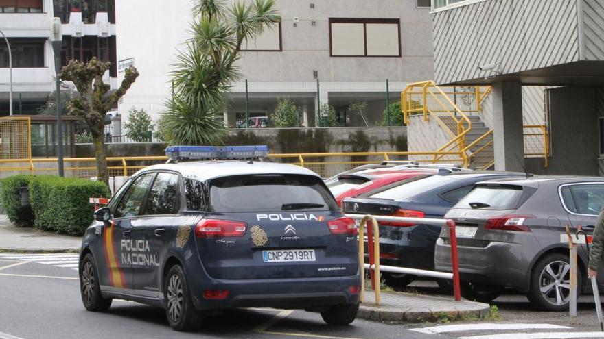 Vehículo de la Policía Nacional frente a la Comisaría Provincial.