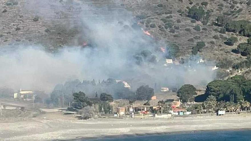 L&#039;alcalde de Portbou situa el focus de l&#039;incendi en una platja francesa gràcies a una fotografia