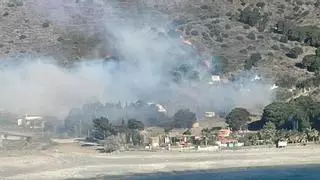 L'alcalde de Portbou situa el focus de l'incendi en una platja francesa gràcies a una fotografia