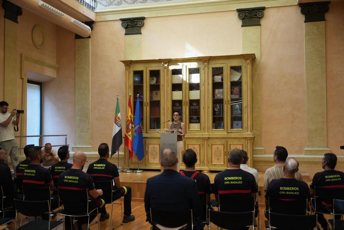 Recepción a los bomberos del CPEI en la Diputación de Badajoz.