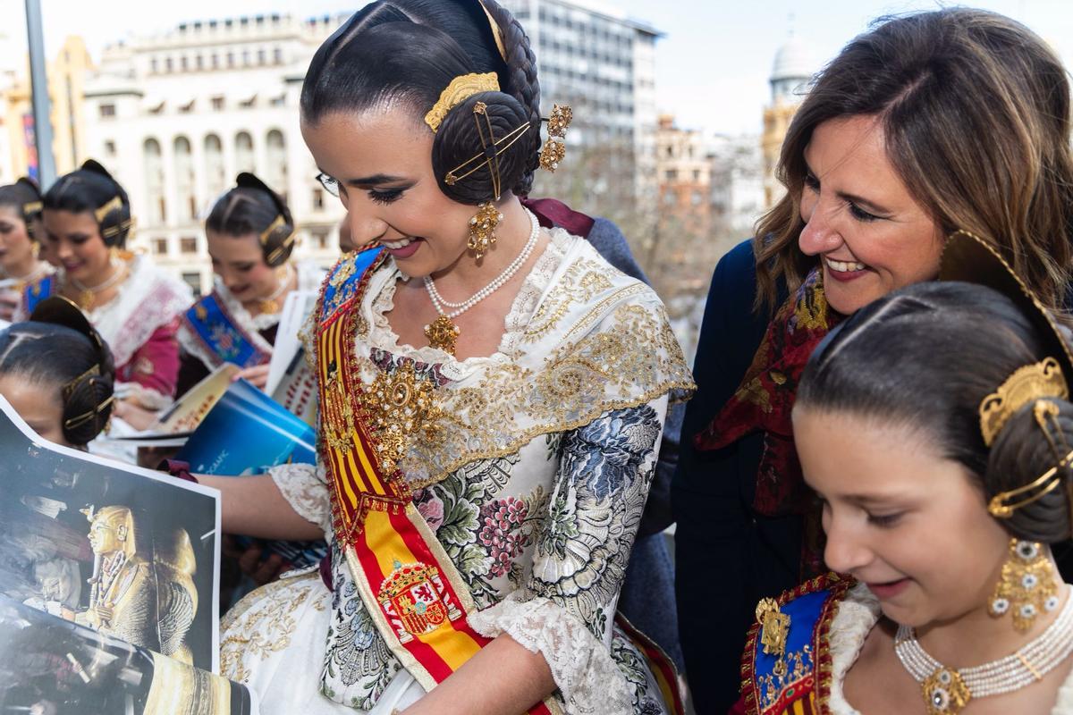 El Extra de Fallas de Levante-EMV llega al balcón del Ayuntamiento