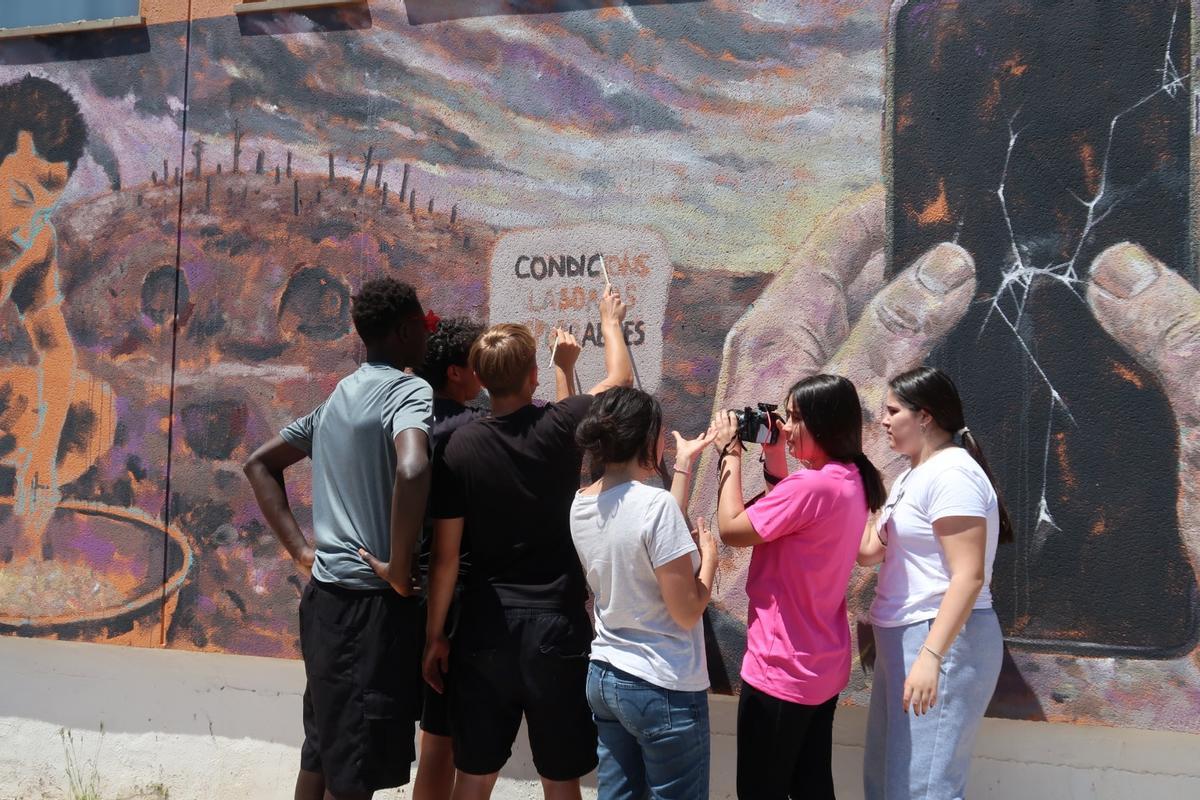 Las imágenes de la creación del mural reivindicativo en el IES Clara Hammerl